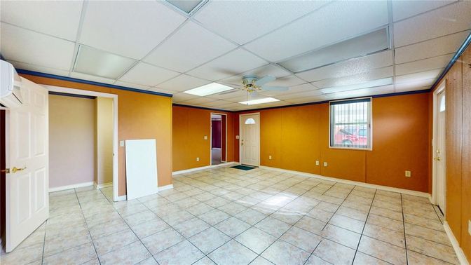 Empty room, Interior