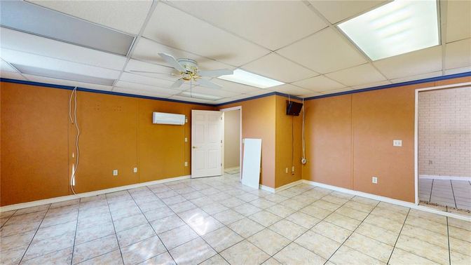Empty room, Interior