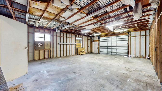 Garage, Interior, Wooden Beams