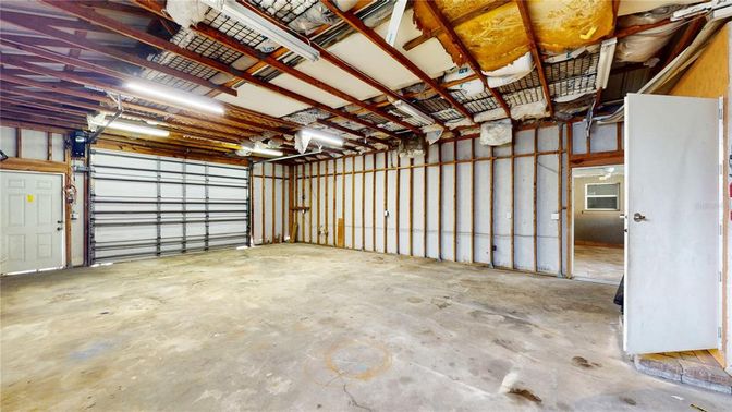 Garage, Interior, Wooden Beams