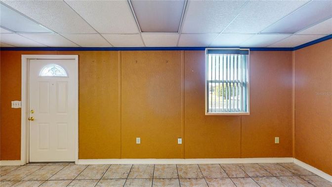 Empty room, Interior