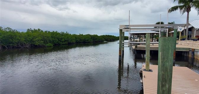 Exterior, Lake