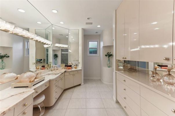 Bathroom, Dual Sink Vanities, Interior, Recessed Lighting