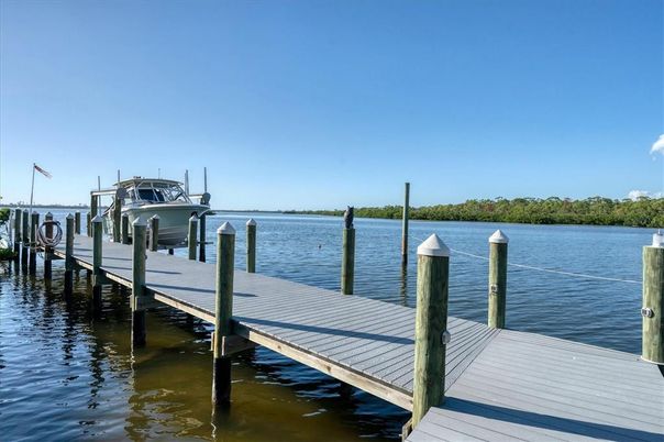 Exterior, Lake