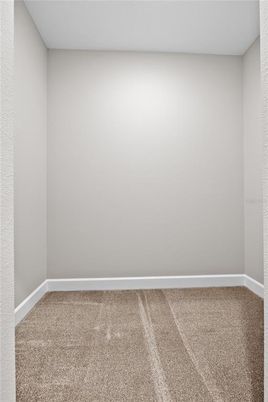 Empty room, Interior