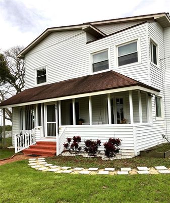 Exterior, Facade, Queen Anne Victorian
