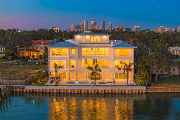 Exterior, Facade, Lake, Modern