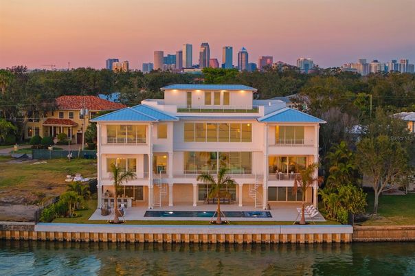 Exterior, Facade, Lake, Modern