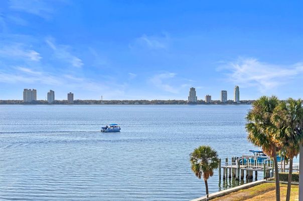 Exterior, Lake