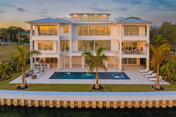 Exterior, Facade, Pool, Modern