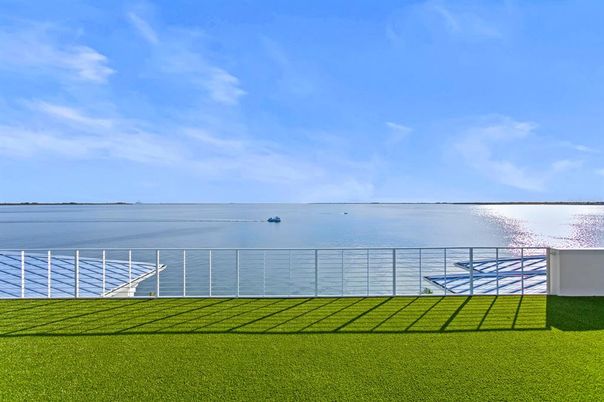 Exterior, Lake