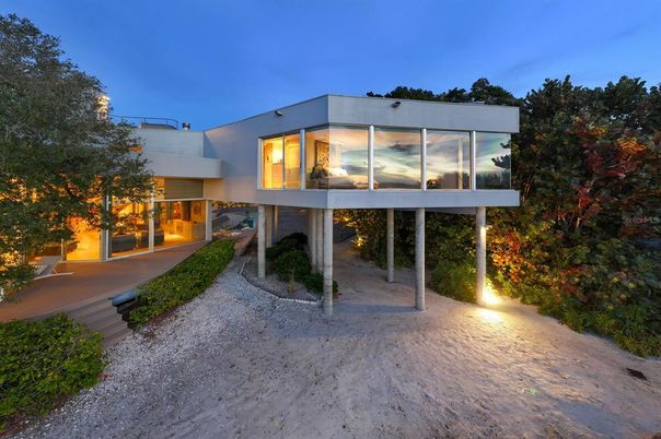 Backyard, Exterior, Facade, Modern