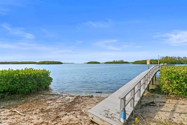 Exterior, Lake