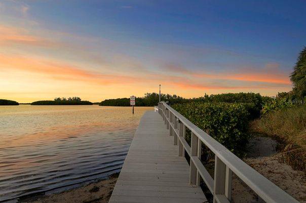 Exterior, Lake