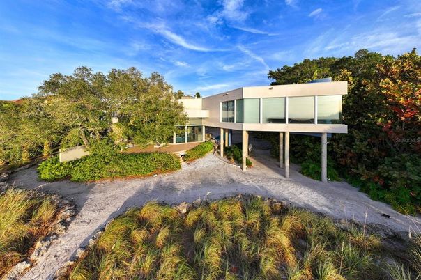 Backyard, Exterior, Facade, Modern