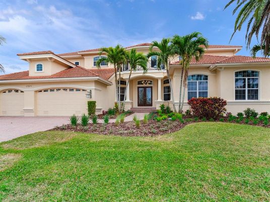 Attached, Exterior, Facade, Mediterranean