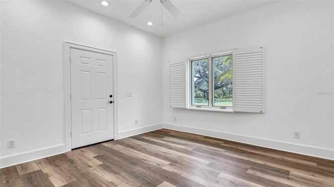 Empty room, Interior, Recessed Lighting, Wood Texture Flooring