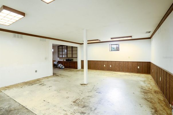 Empty room, Interior