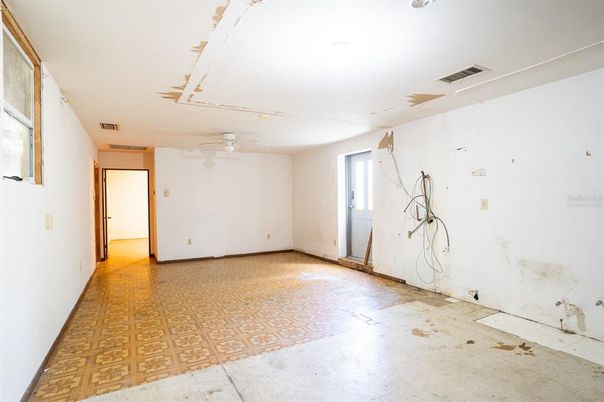 Empty room, Interior