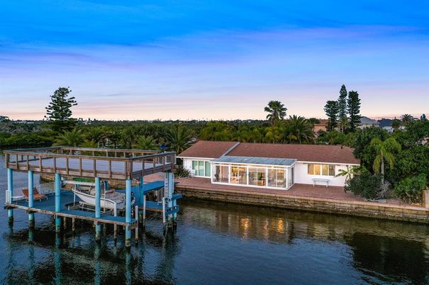 Exterior, Lake