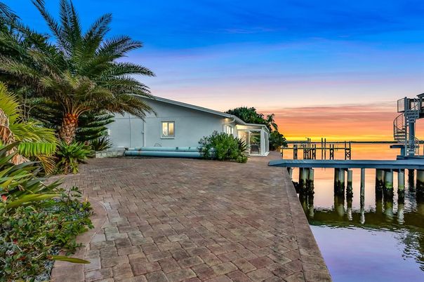 Exterior, Lake