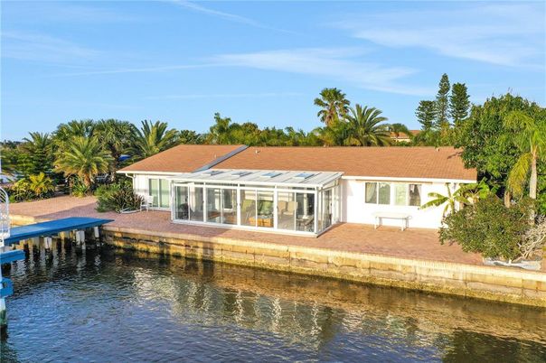 Exterior, Lake