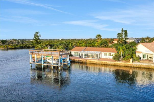 Exterior, Lake