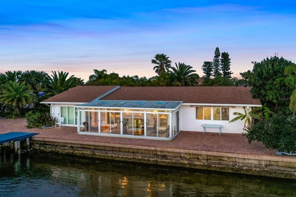 Exterior, Lake