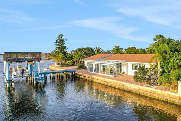 Exterior, Lake