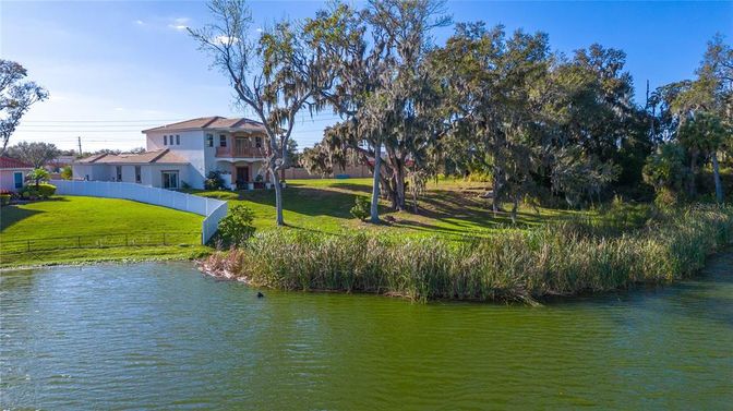 Exterior, Lake
