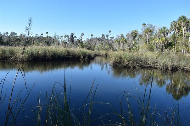 Exterior, Lake