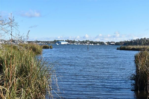 Exterior, Lake