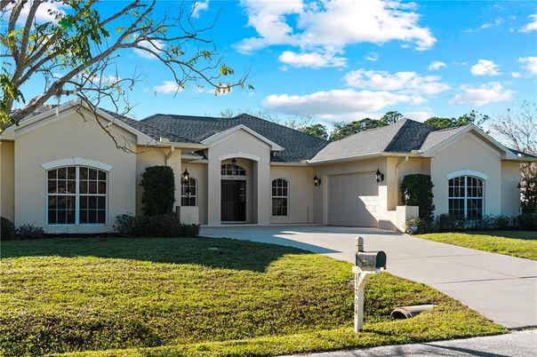 Attached, Exterior, Facade, Ranch
