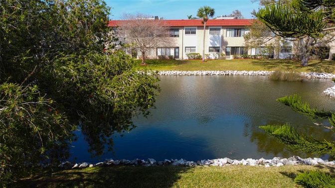 Exterior, Lake