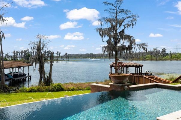 Exterior, Lake
