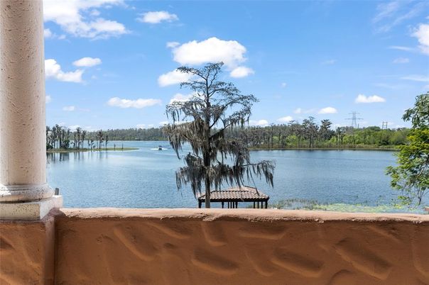 Exterior, Lake