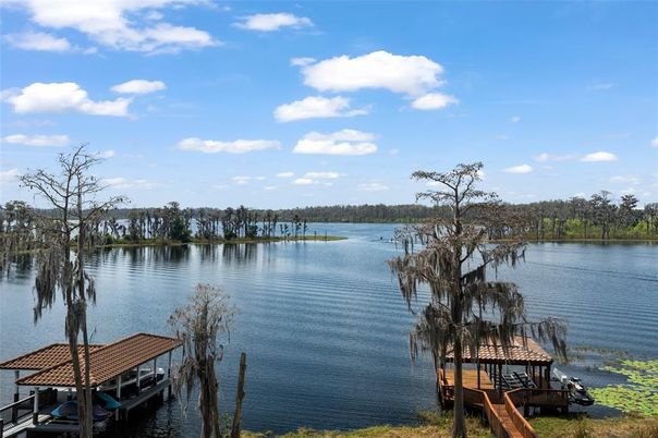 Exterior, Lake