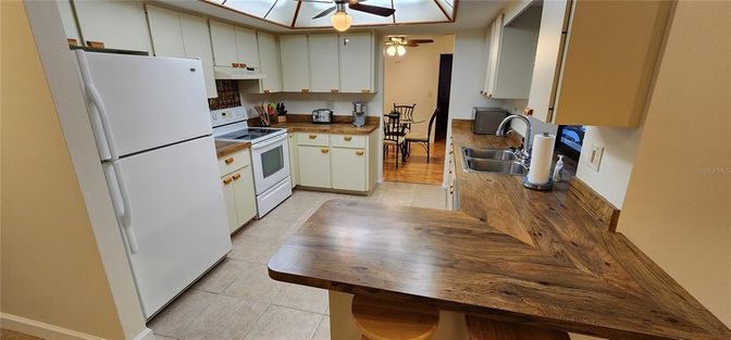 Dining room, Interior, Kitchen, Pendant Lights, Wood Texture Flooring