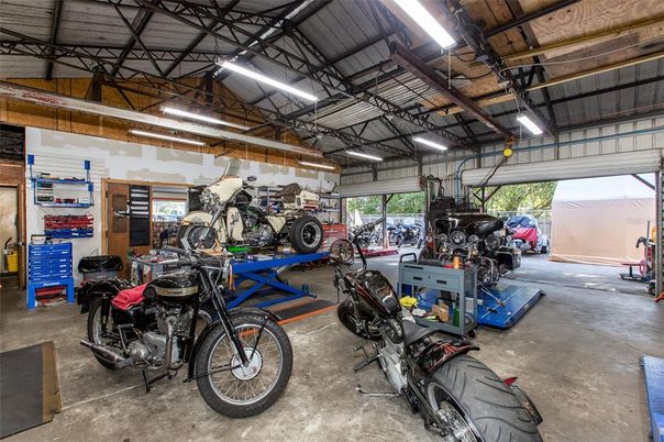 Garage, Interior, Wooden Beams