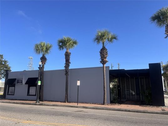 Exterior, Facade, Modern