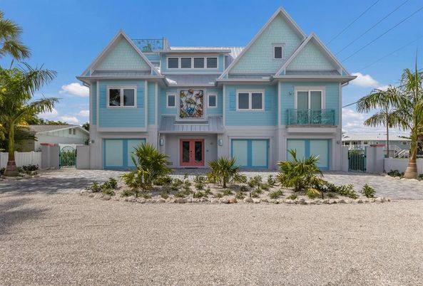 Attached, Exterior, Facade, Queen Anne Victorian