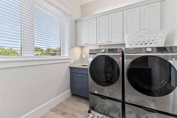 Interior, Washer, Wood Texture Flooring