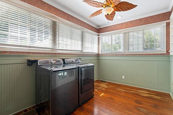 Interior, Recessed Lighting, Washer, Wood Texture Flooring