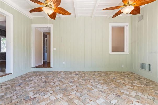 Empty room, Interior