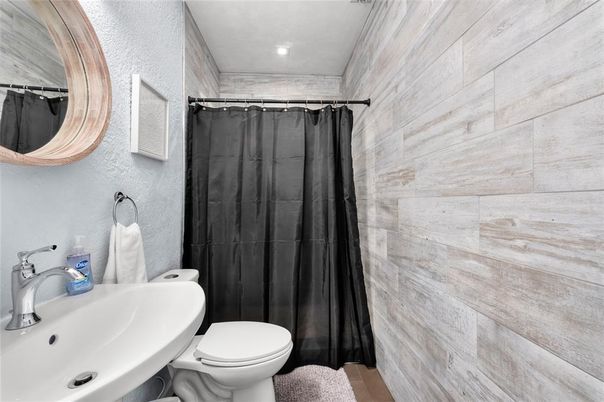 Bathroom, Interior, Recessed Lighting