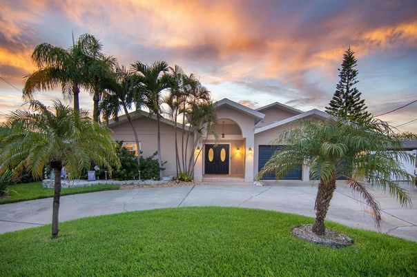 Backyard, Exterior, Facade, Ranch