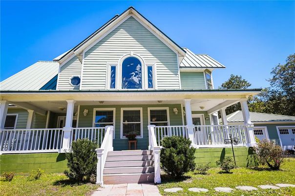 Exterior, Facade, Queen Anne Victorian