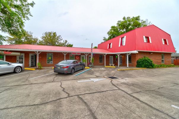 Exterior, Facade, Brick Facade, Ranch