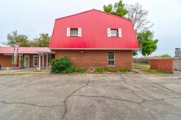 Exterior, Facade, Brick Facade, Split Level