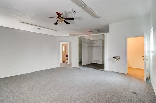Empty room, Interior